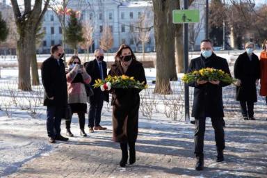 Тихановская в Литве возложила цветы к месту казни Кастуся Калиновского