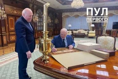 Мезенцев на переговоры с Лукашенко пришел с самоваром 