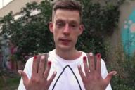 Солидарность с белорусами. Юрий Дудь сделал БЧБ-маникюр