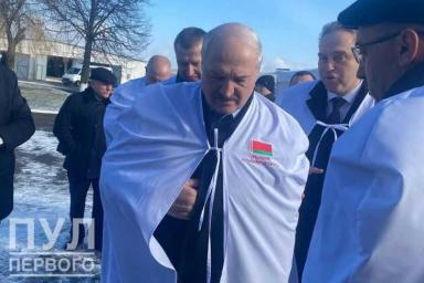 «Золотое дно пробито»: «Пул Первого» пошутил про именной халат Лукашенко 