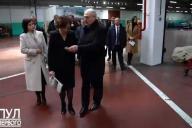 Лукашенко подарил директору предприятия, у которого долгов на 8 млн рублей, свою иконку