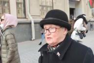 «Схватил за шею»: За спиной Нины Багинской брутально задержали девушку