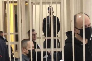 «Похудевший, в белой рубашке и в самой дальней клетке»: В Минске возобновился суд над Виктором Бабарико