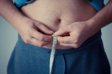 Эндокринолог указала на ошибку, которая не дает убрать жир на животе