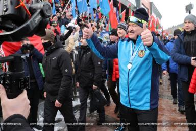 «И в штаны залезли!»: Лукашенко прокомментировал фильм о «золотом дне»