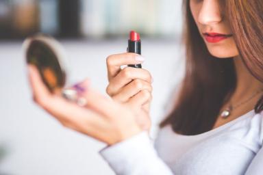 7 самых распространенных ошибок в макияже, которые делают женщину старше