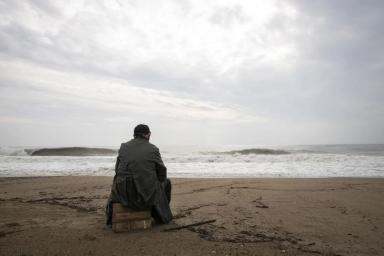 Одинокий человек, берег