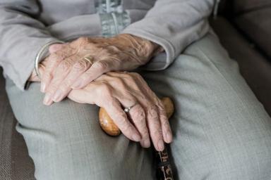 Почему в пожилом возрасте люди становятся ниже и как этого избежать