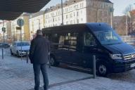 Кортеж бизнес-класса и охрана сопровождают Тихановскую в Хельсинки