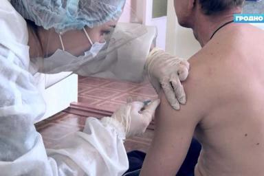 В Гродно вакцинируют от ковида на рабочих местах: мобильные бригады медиков выезжают на предприятия