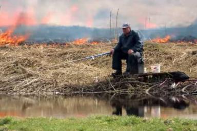 Фото дня: в Слуцке рыбак невозмутимо сидит с удочкой на фоне бушующего пожара
