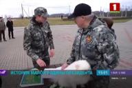 Во время субботника Лукашенко поднял с земли белого шпица и положил его на стол