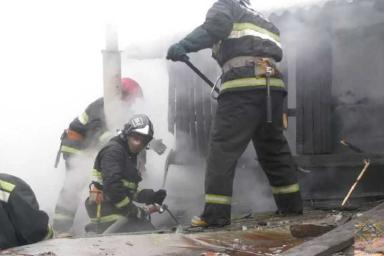 Серьезный пожар в Бресте: людей в кислородных масках по лестничным маршам выводили спасатели