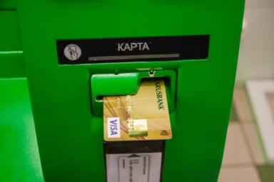В Беларуси заработали бесконтактные банкоматы: где и как снять деньги без карты 