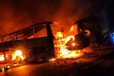 В Египте автобус столкнулся с бензовозом – 20 человек сгорели заживо