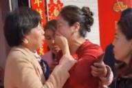 Мать жениха на свадьбе опознала в невесте родную дочь, потерянную 20 лет назад