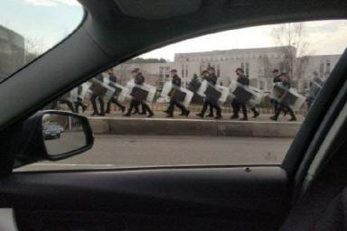 На улицах Минска с утра заметили силовиков и спецтехнику: как пояснили это в МВД