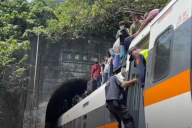 На востоке Тайваня пассажирский поезд сошел с рельсов: 40 человек погибли