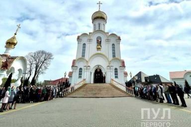 Прихожане в Турове собрались возле храма: будут встречать Лукашенко 
