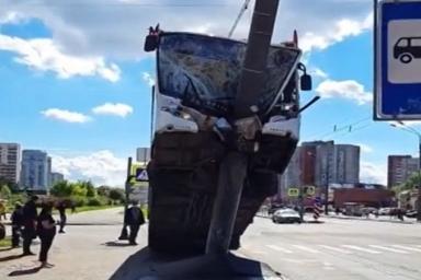 Страшное ДТП в Петербурге – автобус с пассажирами повис на столбе 
