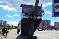 Страшное ДТП в Петербурге – автобус с пассажирами повис на столбе 