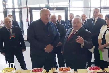 У Лукашенко не нашлось 7 рублей купить сок на экорынке 