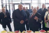 У Лукашенко не нашлось 7 рублей купить сок на экорынке 