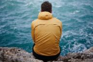 Мужчина на обрыве