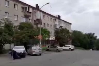 В Екатеринбурге бывший полицейский стреляет с балкона. Есть раненые