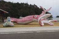 Японский поселок построил статую кальмара за $228 тысяч, выделенных на борьбу с коронавирусом