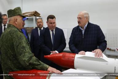 Лукашенко: «Кто гарантирует, что мы не будем воевать? Мир одурел вообще»