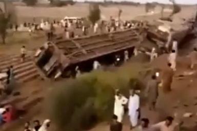 В Пакистане десятки человек погибли при столкновении поездов 