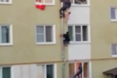 Как в кино: соседи спасли троих детей по водосточной трубе из горящей квартиры
