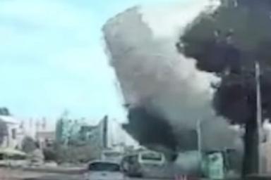 В Южной Корее пятиэтажка рухнула на автобус, погибли пассажиры – кадры