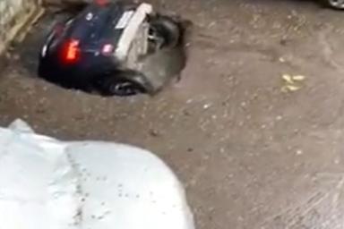 Страшные кадры из Индии: авто за несколько секунд затянуло под землю