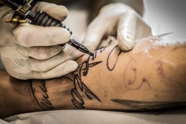 В Москве вакцинированным от коронавируса начали делать татуировки с QR-кодами