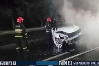 Очень дорогое ДТП: Tesla сгорела после удара в столб в Могилеве 