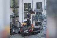 Обиженный экскаваторщик снес новостройку из-за долгов по зарплате 