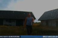 Пьяный белорус избил супругу, сел за руль и пошел с топором на милиционеров: кадры