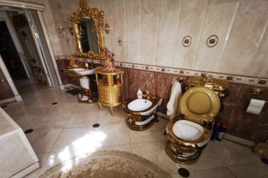 У главы ГИБДД Ставрополья нашли особняк с золотыми унитазами