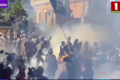 Митингующие применили взрывпакеты и дымовые шашки против полиции у офиса Зеленского