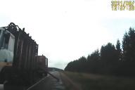 В Борисовском районе с лесовоза выпало бревно и влетело в легковушку. Момент попал на видео