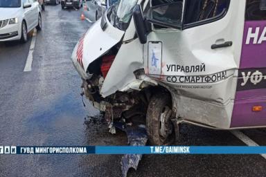 ГАИ показало кадры жуткой аварии с маршруткой в Минске: 6 пострадавших