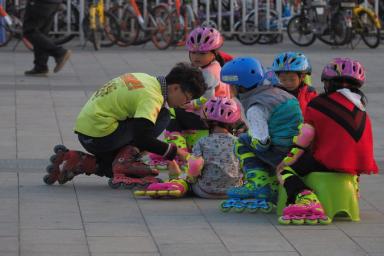 В Китае семьям разрешили заводить троих детей  