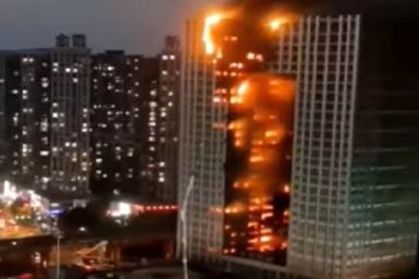 В Китае полыхает жилой небоскреб, огнем охвачены практически все этажи 