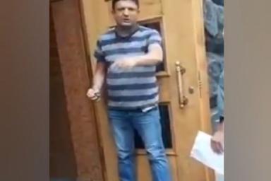 Мужчина ворвался в здание правительства Украины с гранатой и угрожает ее взорвать