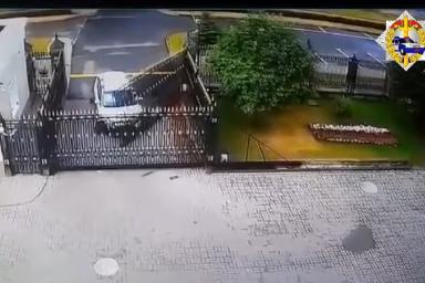 В Минске водитель протаранил ворота посольства РФ и пытался укусить милиционера