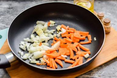 Почему в зажарку нужно первым жарить лук, а морковь после него