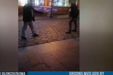В центре Гродно пьяный мужчина размахивал ножом, угрожая прохожим 