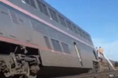 Пассажирский поезд сошел с рельсов в США: есть погибшие